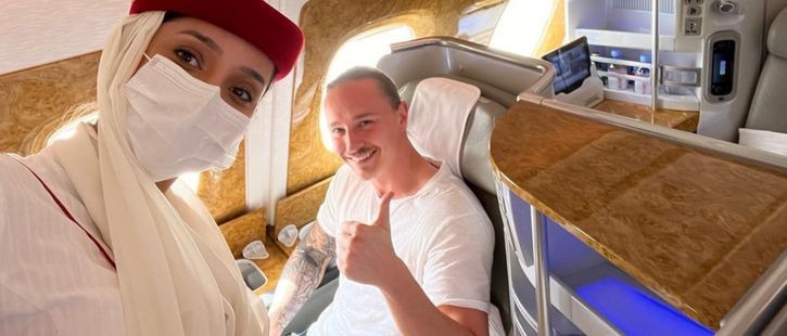 Emirates_First Class Flug_Selfie mit Stewardess